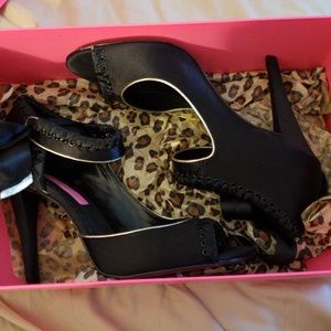 BETSEY JOHNSON BLACK HEEL
